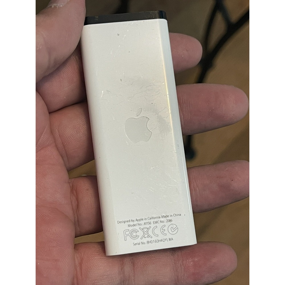 Apple‎ white remote - Picture 2 of 3